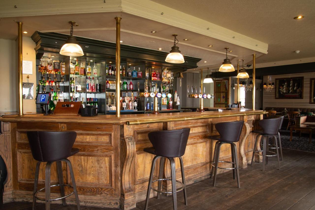 Royal Hotel, Bar & Grill Hotel 2*