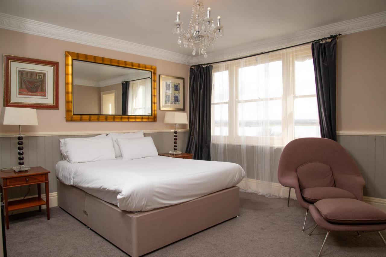 Royal Hotel, Bar & Grill 2*