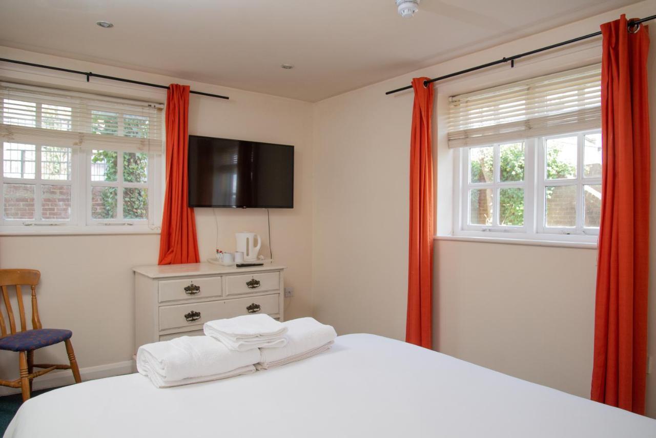 Royal Hotel, Bar & Grill Hotel 2*