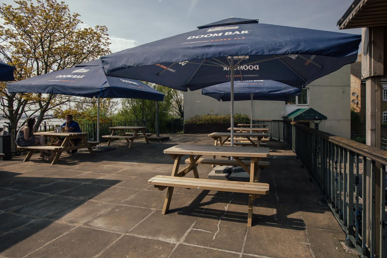 Royal Hotel, Bar & Grill 2*
