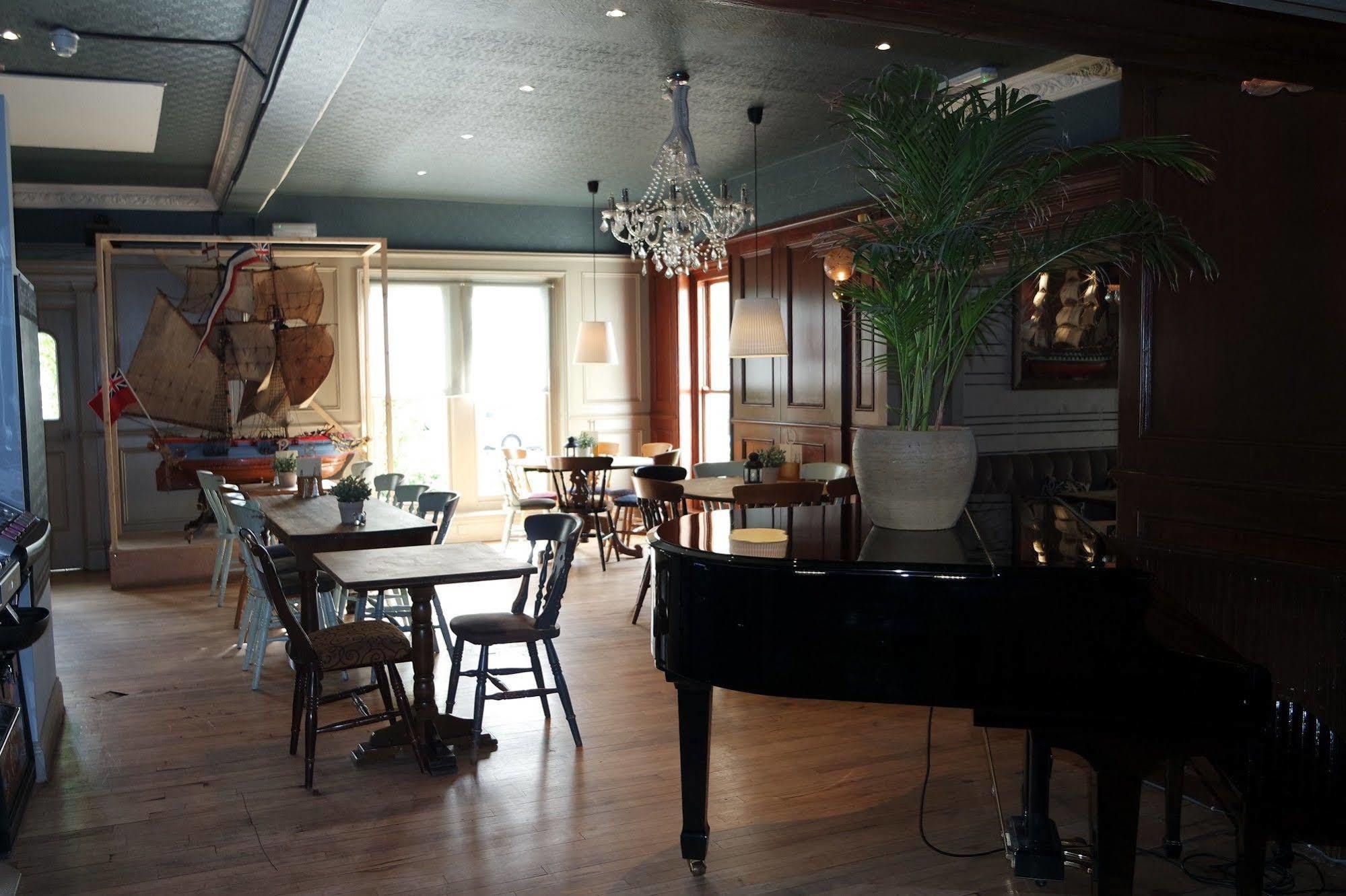 Hotel Royal Hotel, Bar & Grill