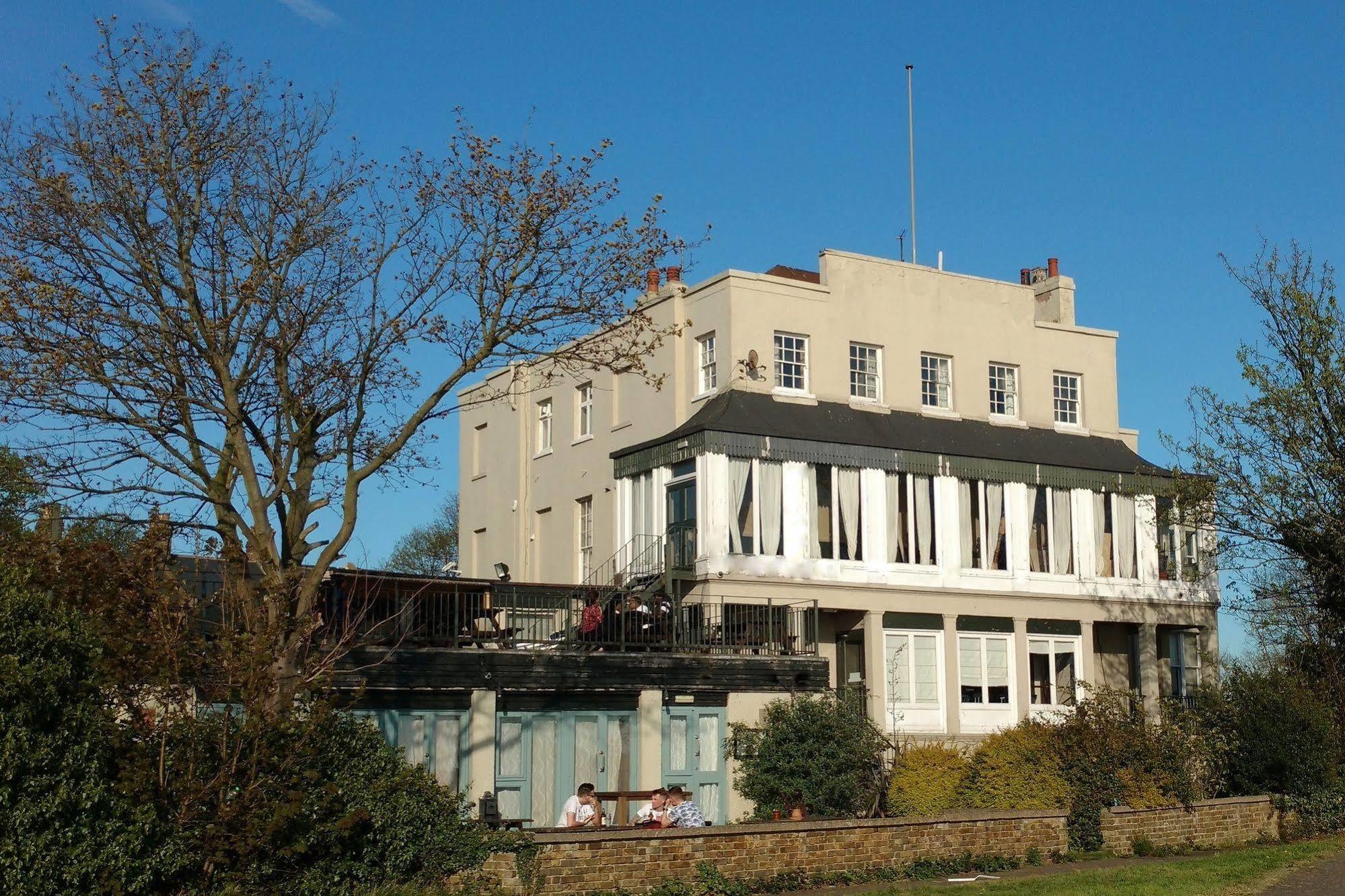 Royal Hotel, Bar & Grill Hotel 2*