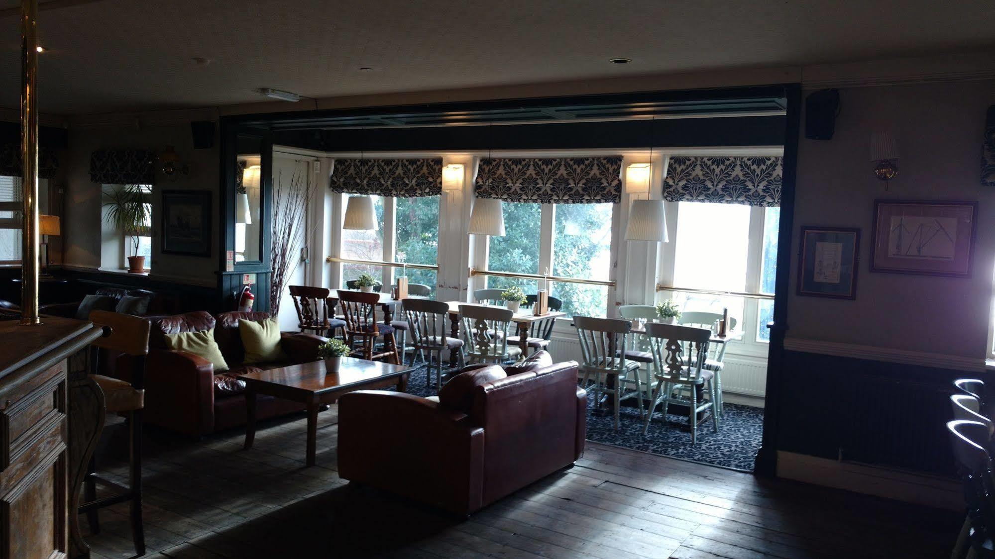 Hotel Royal Hotel, Bar & Grill Purfleet