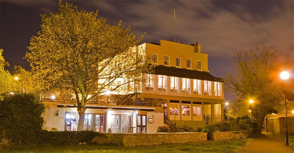 Royal Hotel, Bar & Grill Hotel 2*